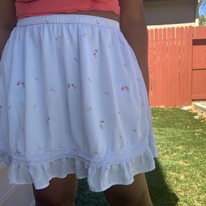 Abercrombie Blue Ditsy Skirt. SIZE L. Waist 33”.